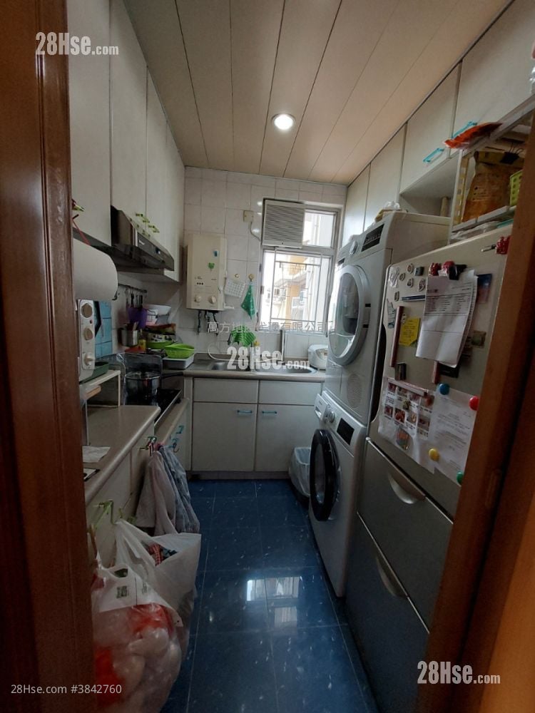 Yu Chui Court Sell 3 Bedrooms , 2 Bathrooms 650 ft²