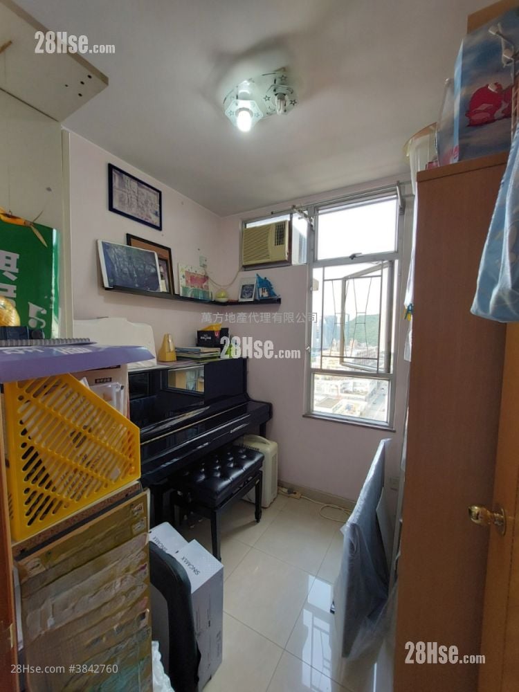 Yu Chui Court Sell 3 Bedrooms , 2 Bathrooms 650 ft²