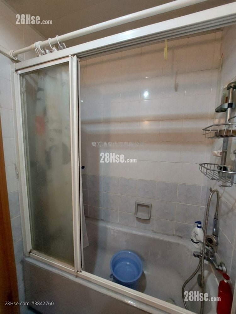 Yu Chui Court Sell 3 Bedrooms , 2 Bathrooms 650 ft²