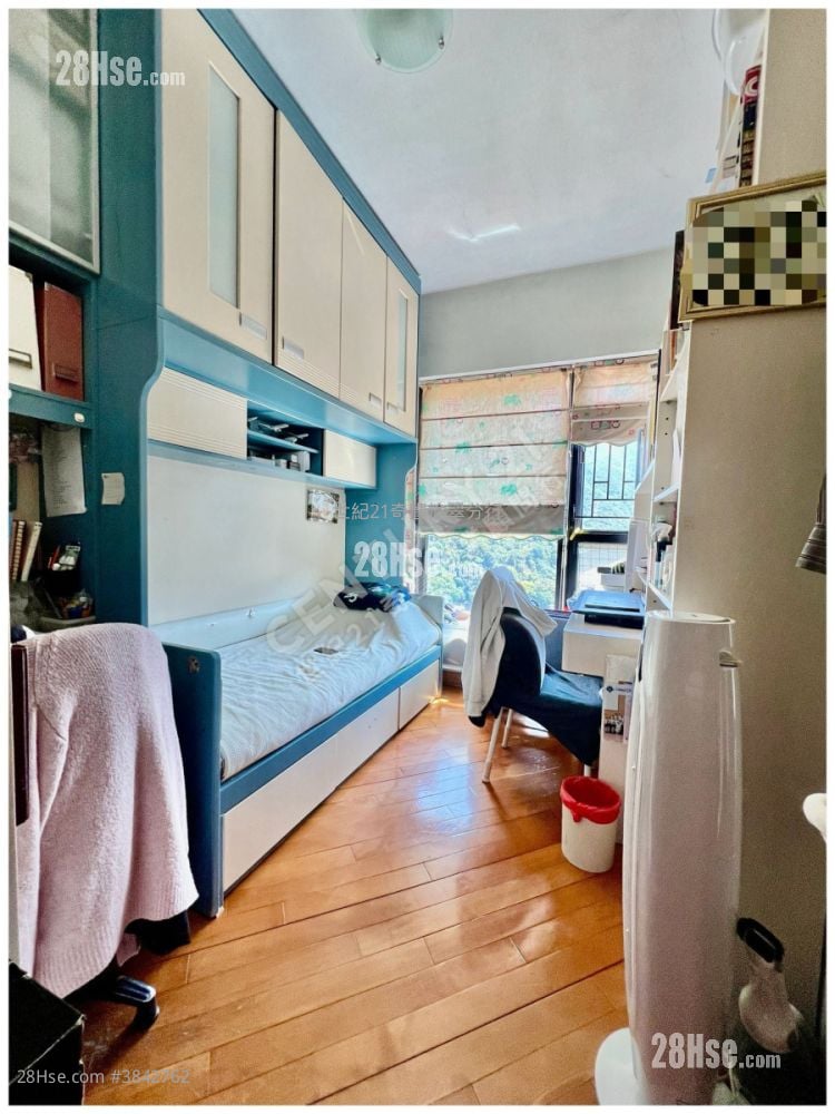 Castello Sell 3 Bedrooms , 3 Bathrooms 901 ft²