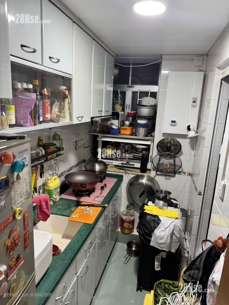 Hong Wah Court Sell 2 Bedrooms , 1 Bathroom