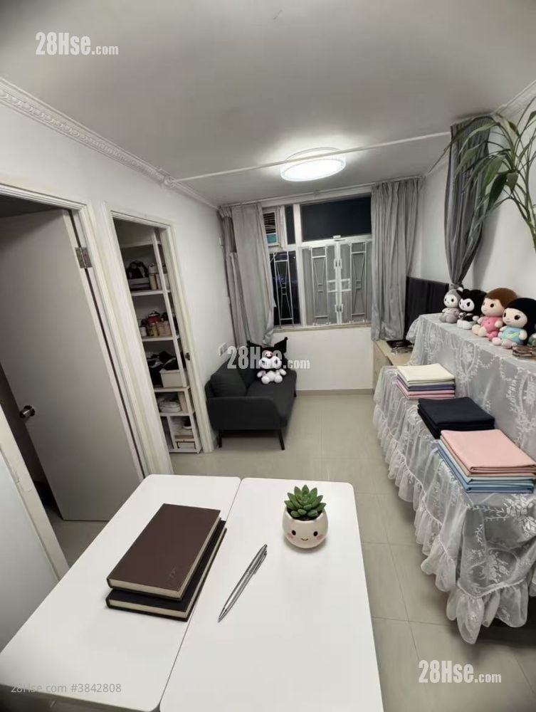 Hong Wah Court Sell 2 Bedrooms , 1 Bathroom