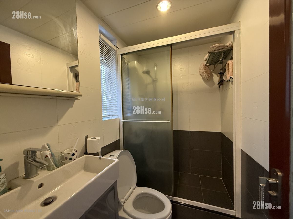 Yu Tung Court Sell 3 Bedrooms , 1 Bathroom 646 ft²
