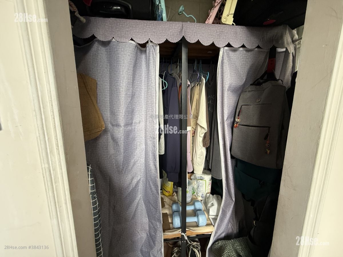 Yu Tung Court Sell 3 Bedrooms , 1 Bathroom 646 ft²