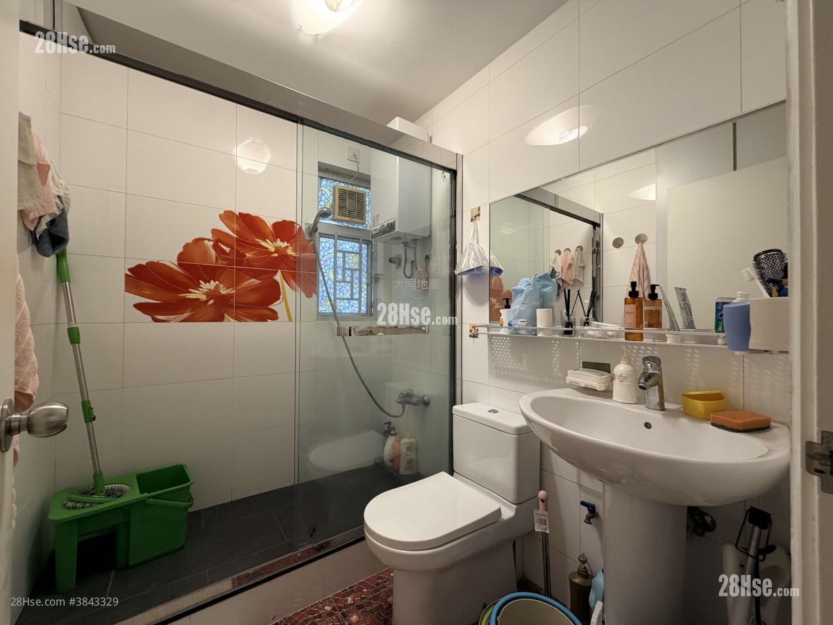 Mei Foo Sun Chuen Sell 2 Bedrooms , 2 Bathrooms 664 ft²