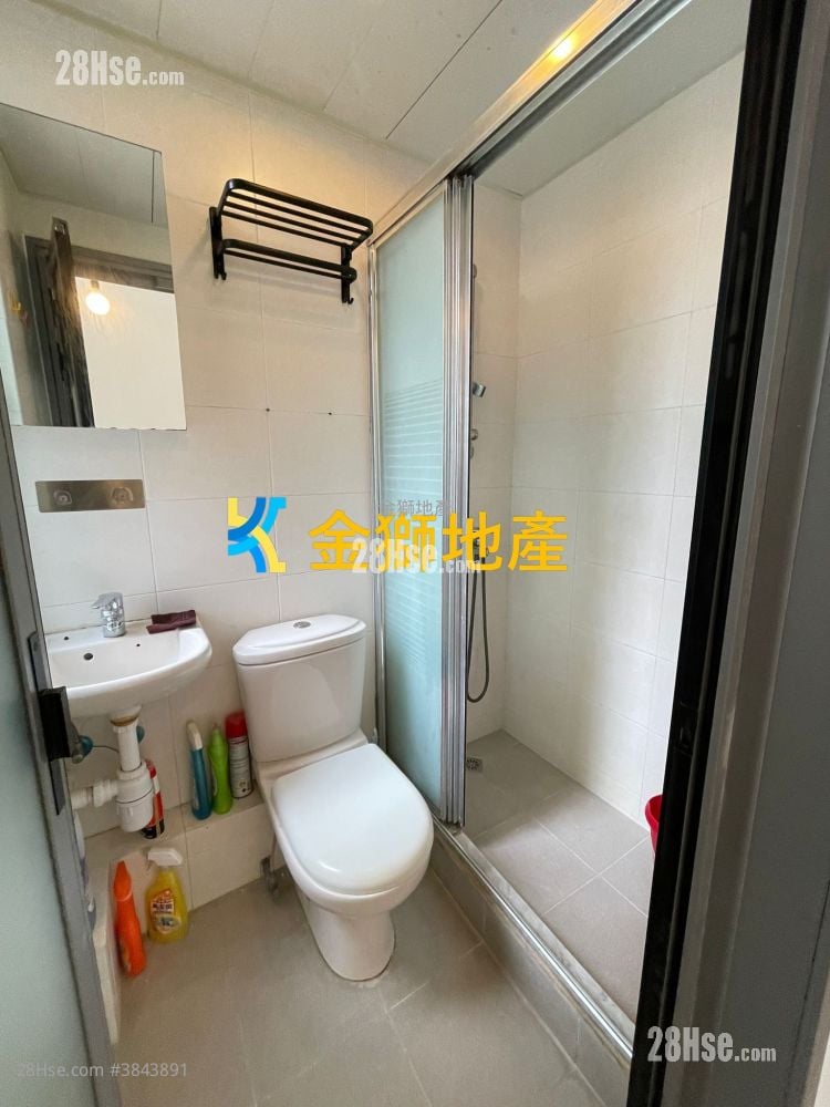 Golden Lion Garden Rental 266 ft²