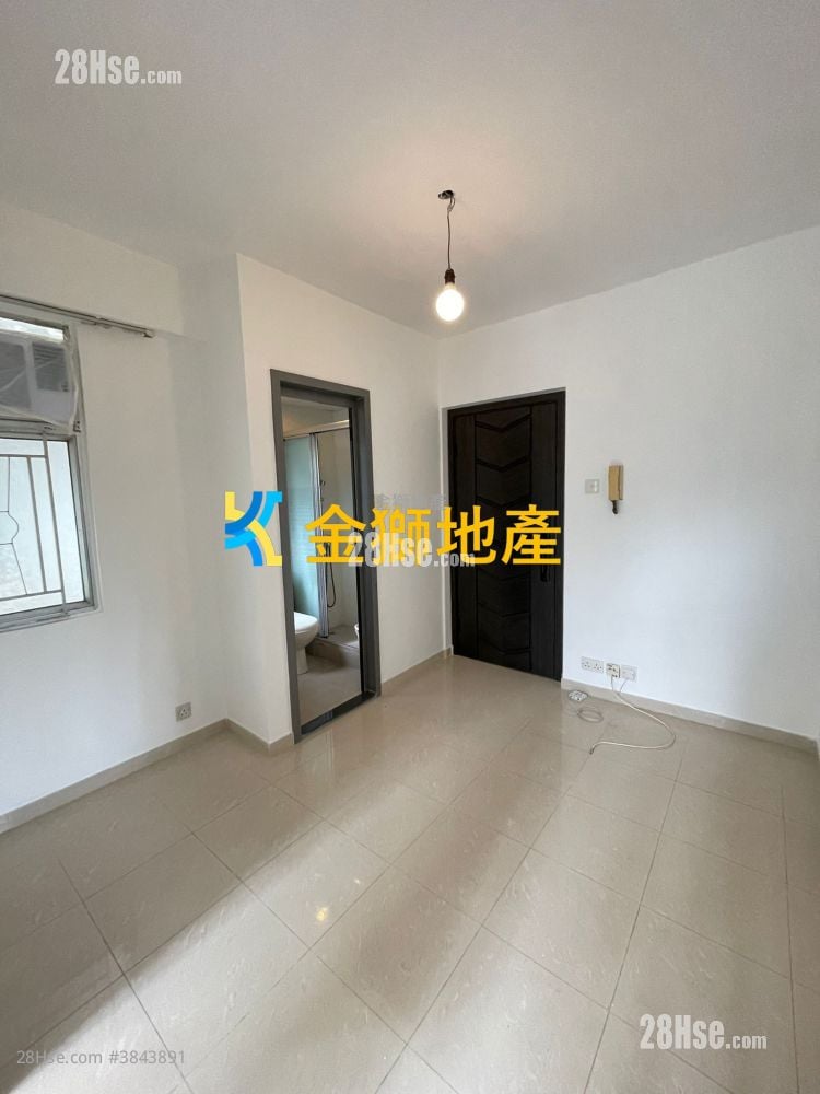 Golden Lion Garden Rental 266 ft²