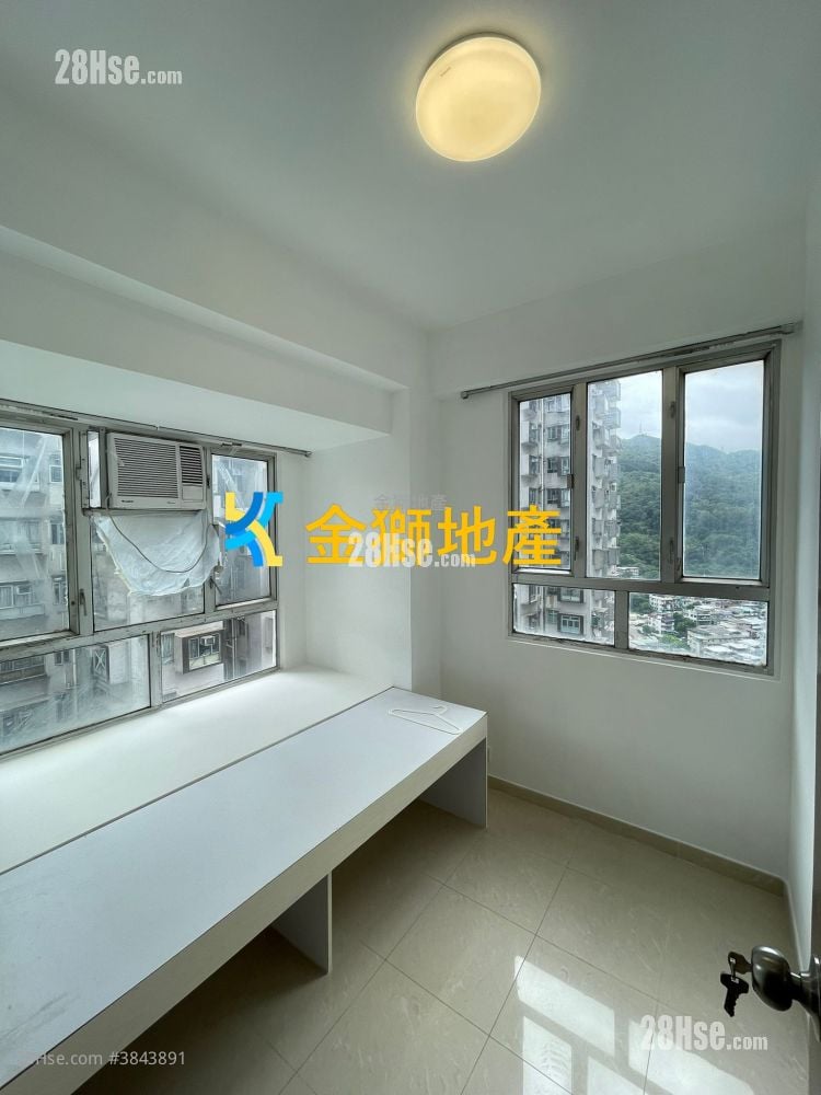 Golden Lion Garden Rental 266 ft²