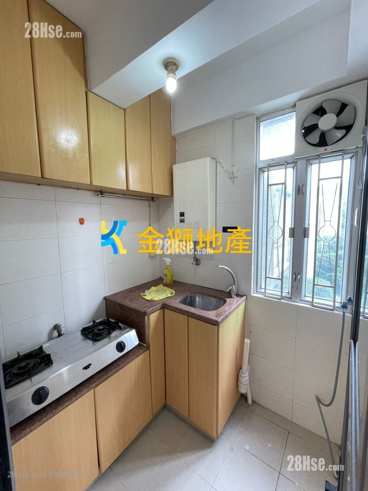 Golden Lion Garden Rental 266 ft²