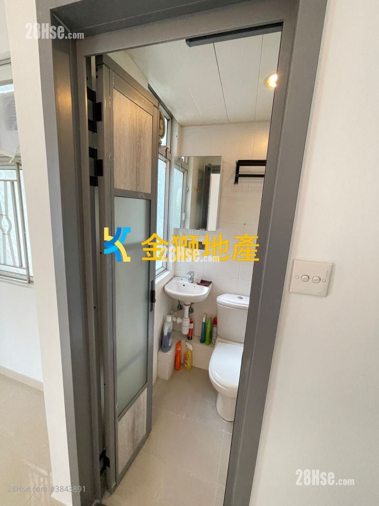 Golden Lion Garden Rental 266 ft²