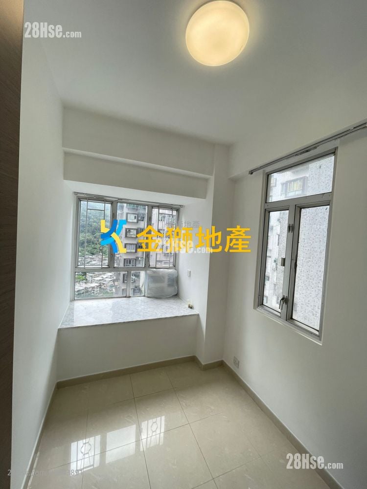 Golden Lion Garden Rental 266 ft²