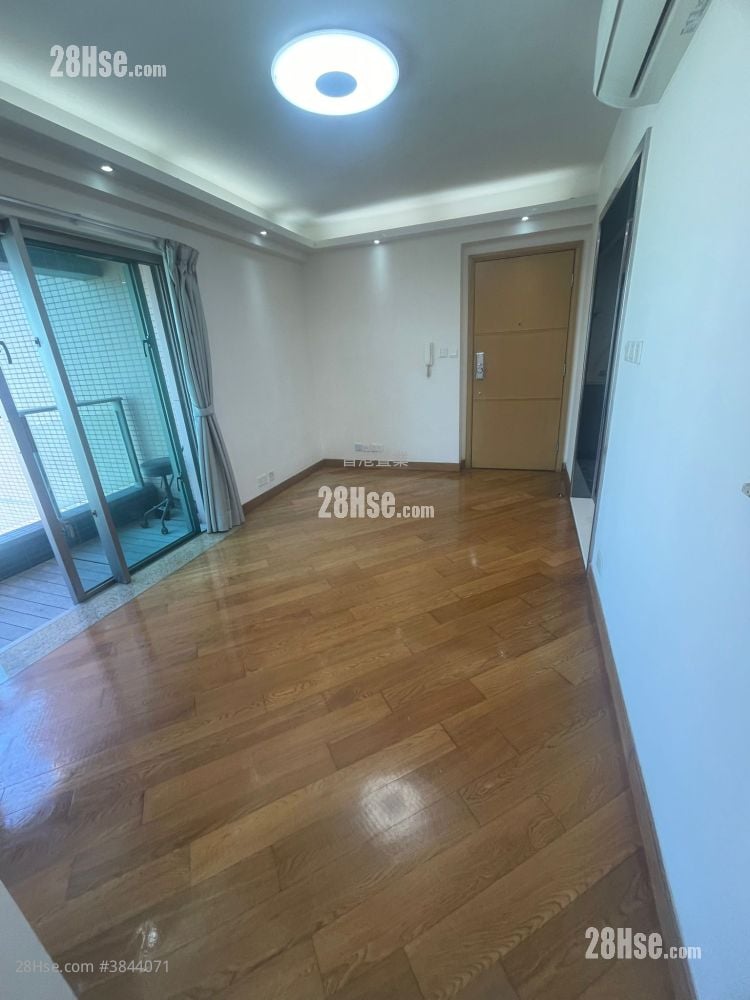 living room: Harbour Green Rental 1 Bedroom , 1 Bathroom 482 ft²