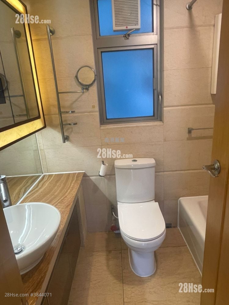 bathroom: Harbour Green Rental 1 Bedroom , 1 Bathroom 482 ft²