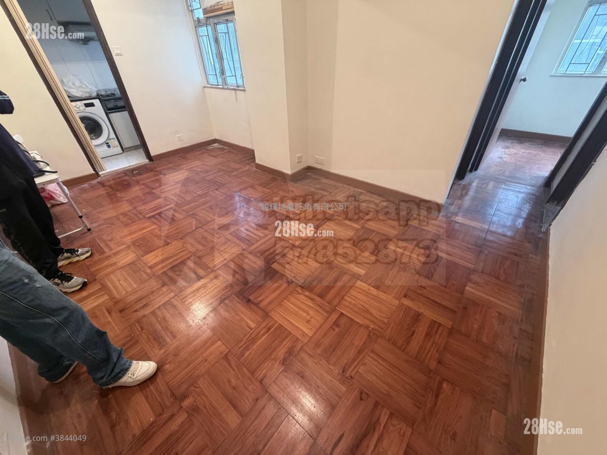 Tak Bo Building Sell 2 Bedrooms , 1 Bathroom 398 ft²