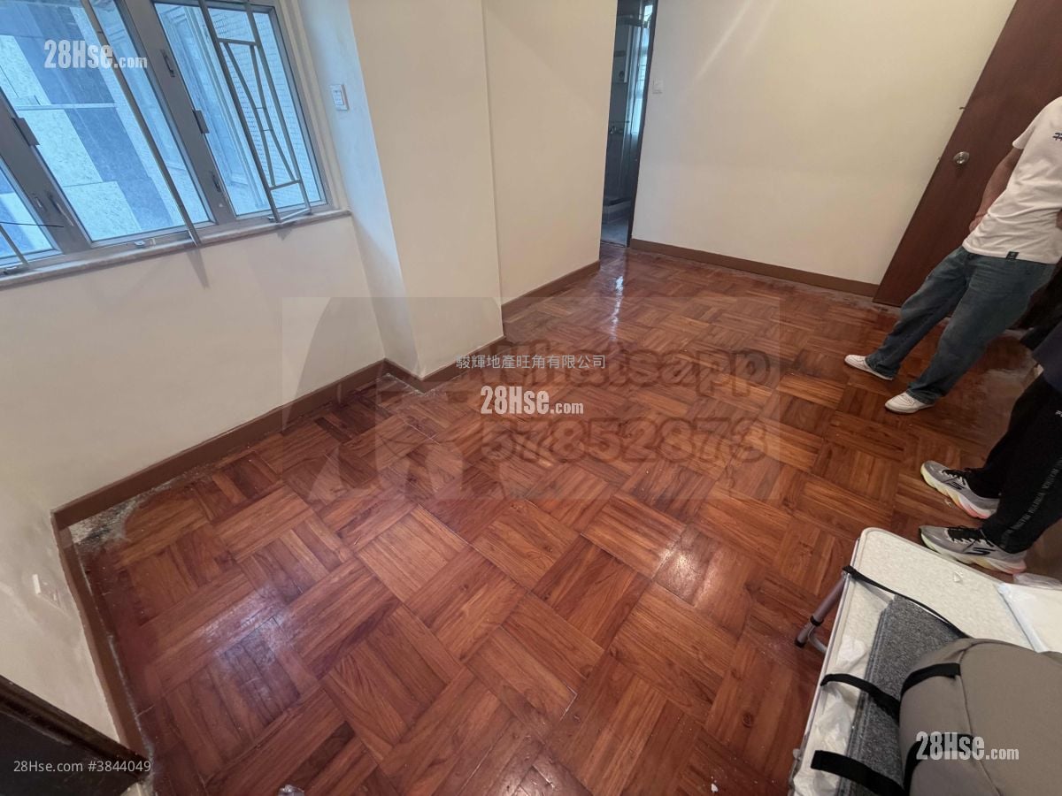 Tak Bo Building Sell 2 Bedrooms , 1 Bathroom 398 ft²