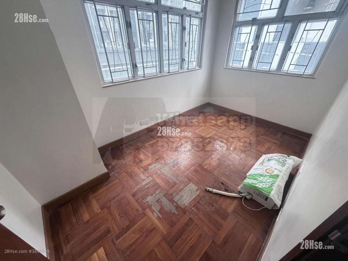 Tak Bo Building Sell 2 Bedrooms , 1 Bathroom 398 ft²