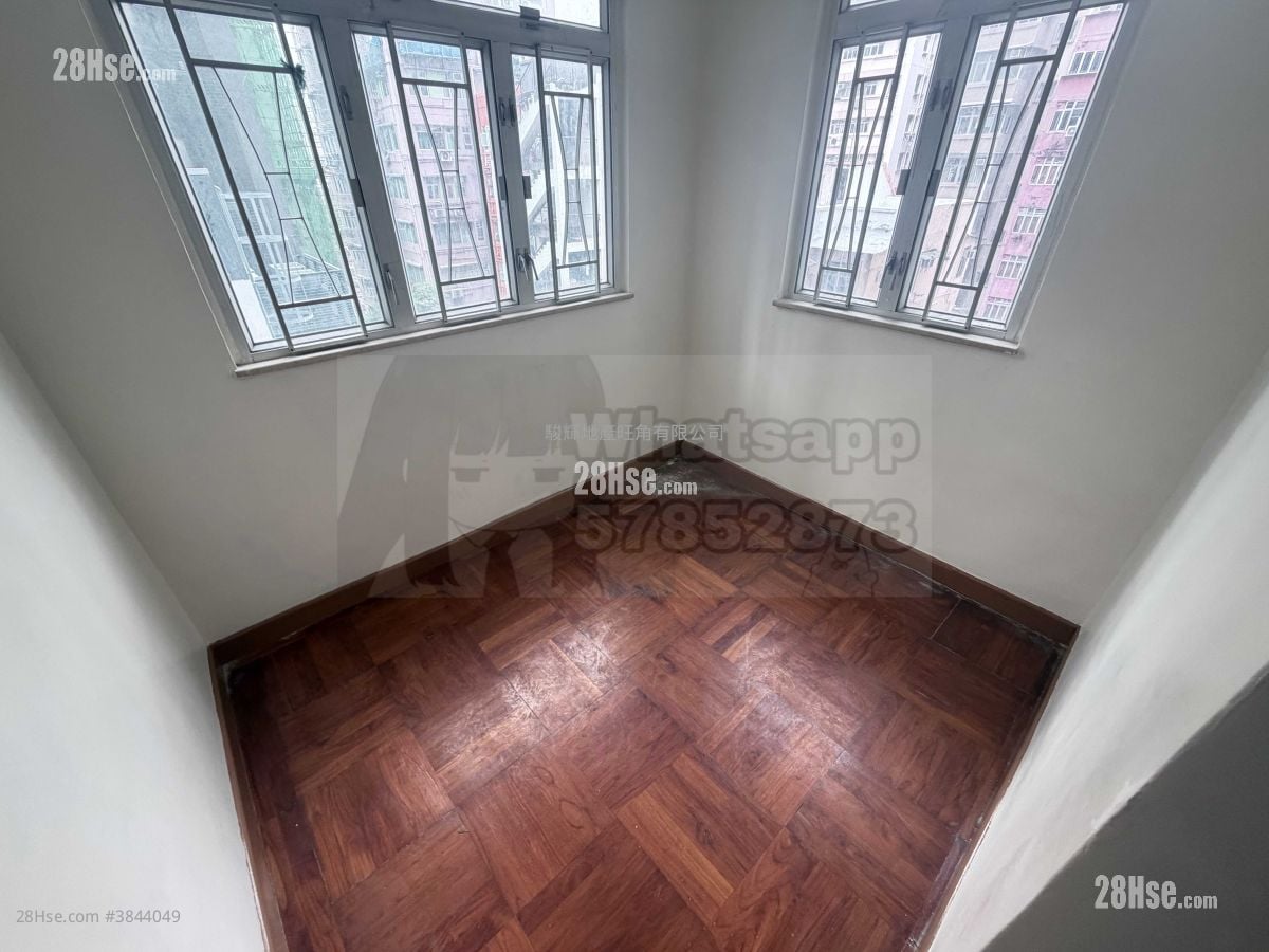 Tak Bo Building Sell 2 Bedrooms , 1 Bathroom 398 ft²