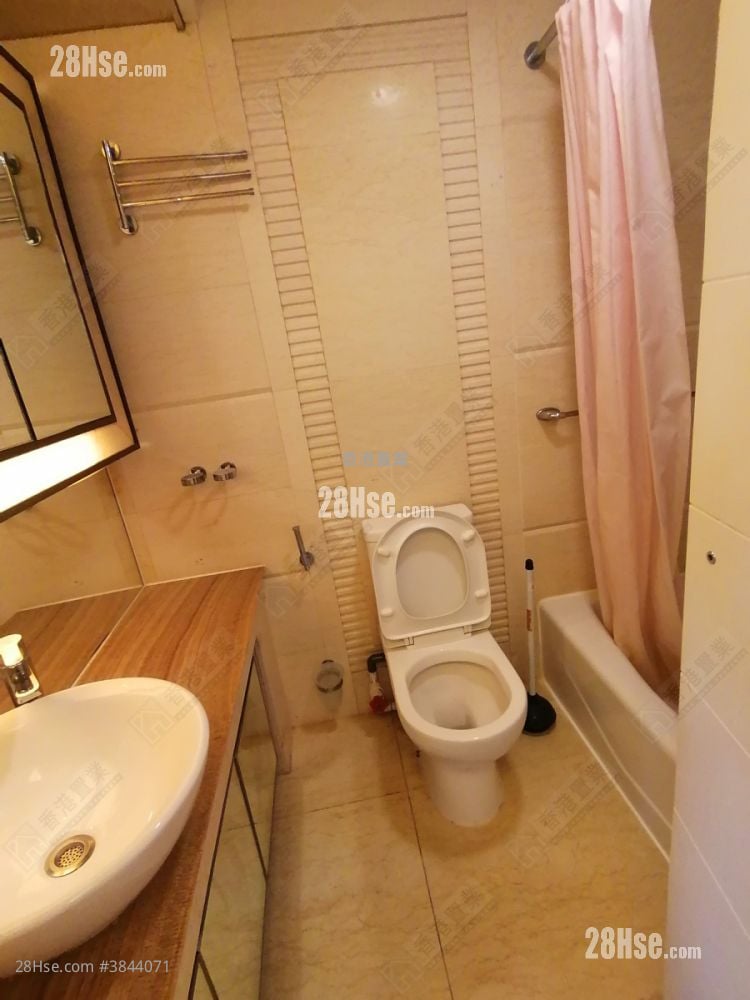 bathroom: Harbour Green Rental 1 Bedroom , 1 Bathroom 482 ft²