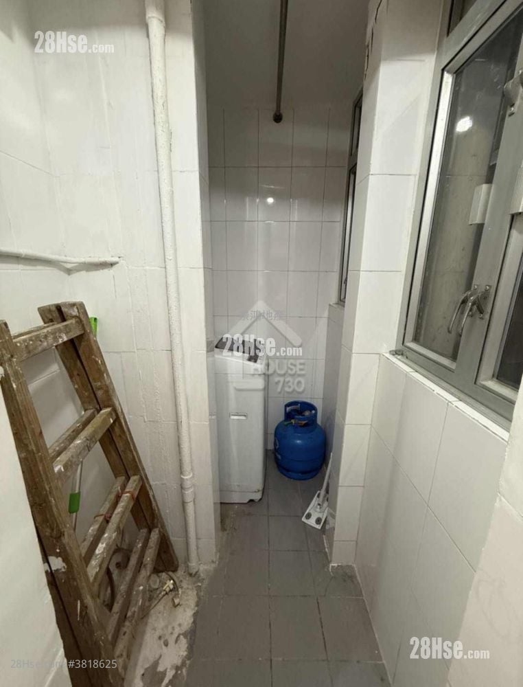 Man King Building Sell 3 Bedrooms 665 ft²