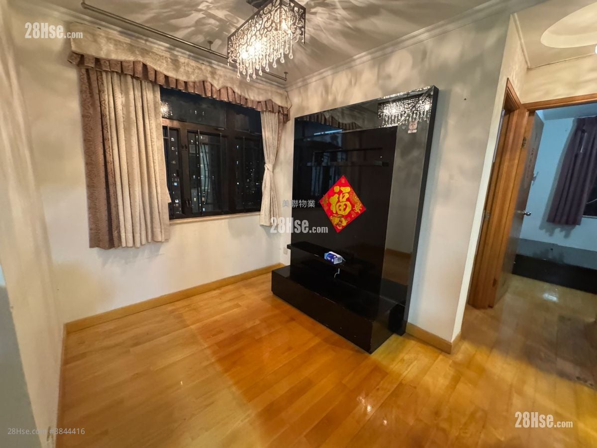 living room: Luk Yeung Sun Chuen Sell 2 Bedrooms , 1 Bathroom 475 ft²