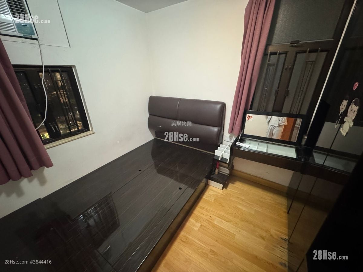 master room: Luk Yeung Sun Chuen Sell 2 Bedrooms , 1 Bathroom 475 ft²