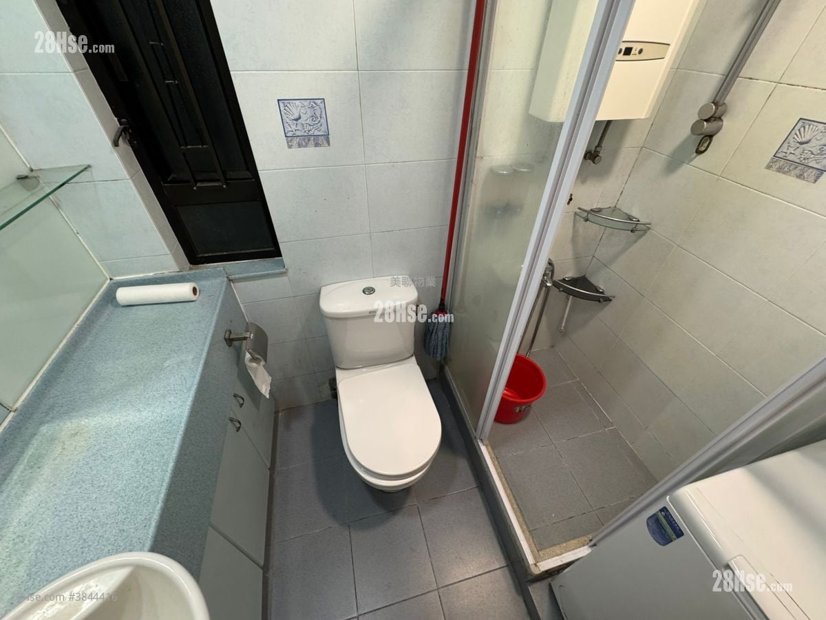 bathroom: Luk Yeung Sun Chuen Sell 2 Bedrooms , 1 Bathroom 475 ft²