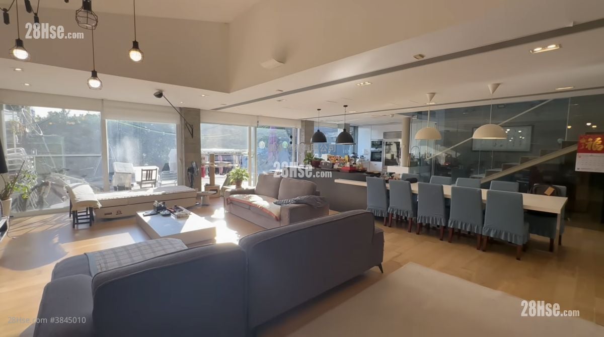 living room: Chateau Scenic Sell 5+ Bedrooms , 3 Bathrooms 1,379 ft²