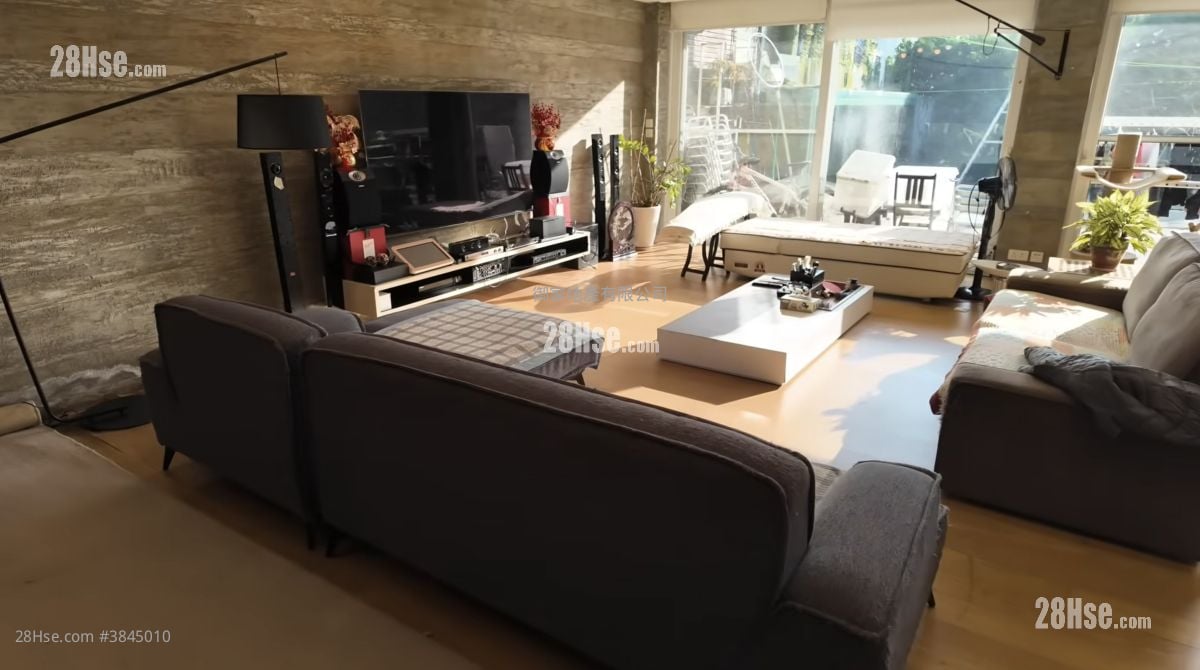 living room: Chateau Scenic Sell 5+ Bedrooms , 3 Bathrooms 1,379 ft²