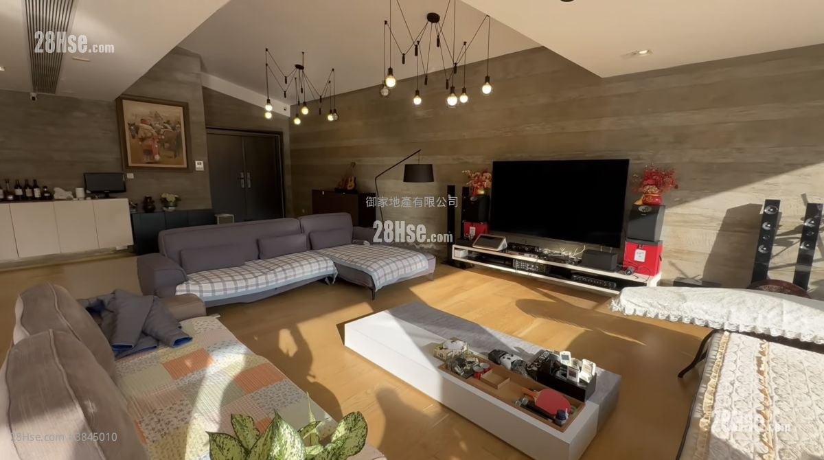 living room: Chateau Scenic Sell 5+ Bedrooms , 3 Bathrooms 1,379 ft²