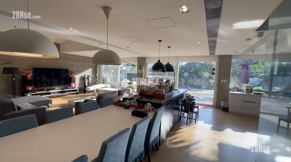 living room: Chateau Scenic Sell 5+ Bedrooms , 3 Bathrooms 1,379 ft²