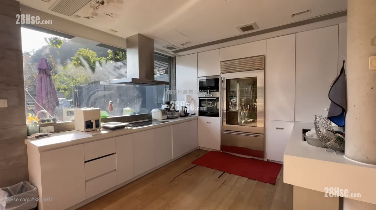 kitchen: Chateau Scenic Sell 5+ Bedrooms , 3 Bathrooms 1,379 ft²