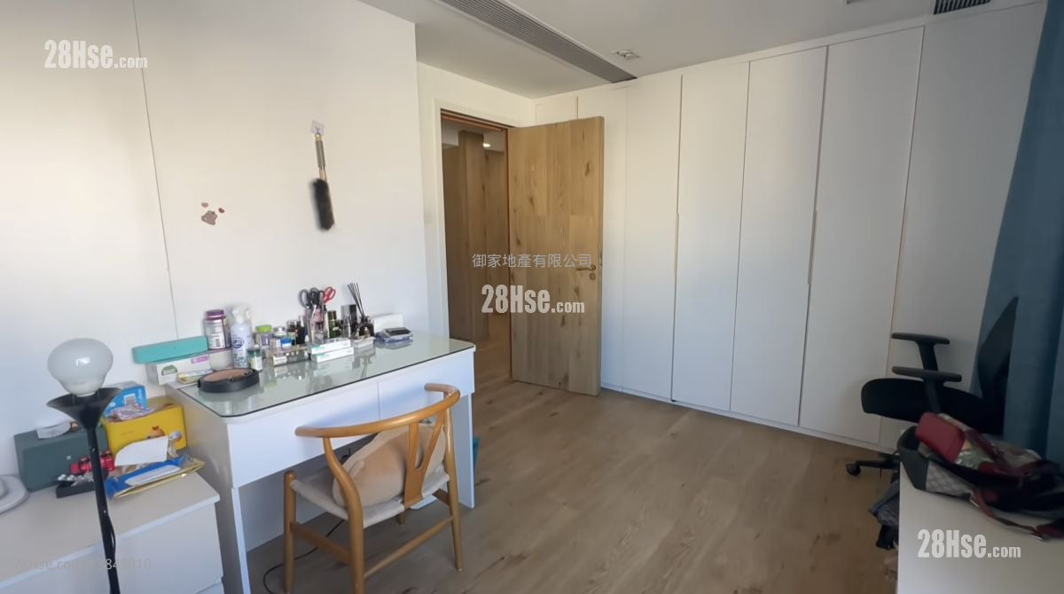 bedroom 1: Chateau Scenic Sell 5+ Bedrooms , 3 Bathrooms 1,379 ft²