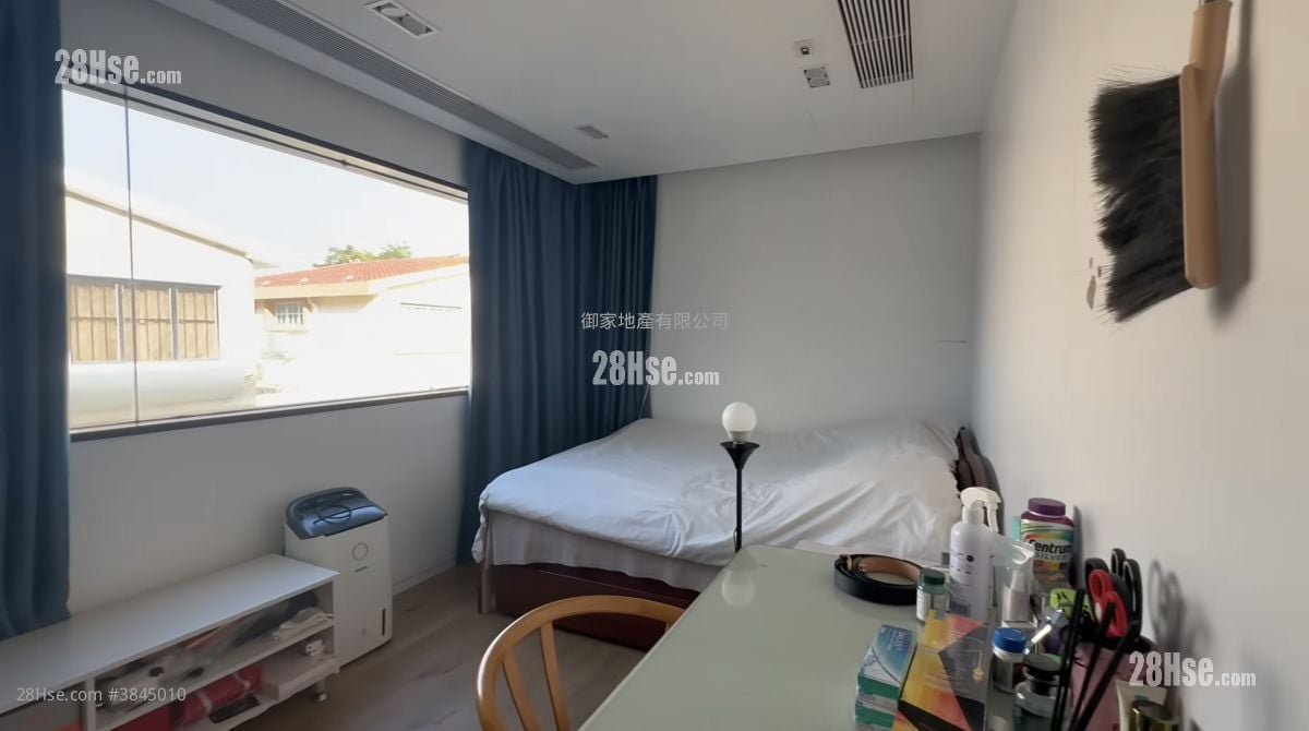 bedroom 1: Chateau Scenic Sell 5+ Bedrooms , 3 Bathrooms 1,379 ft²