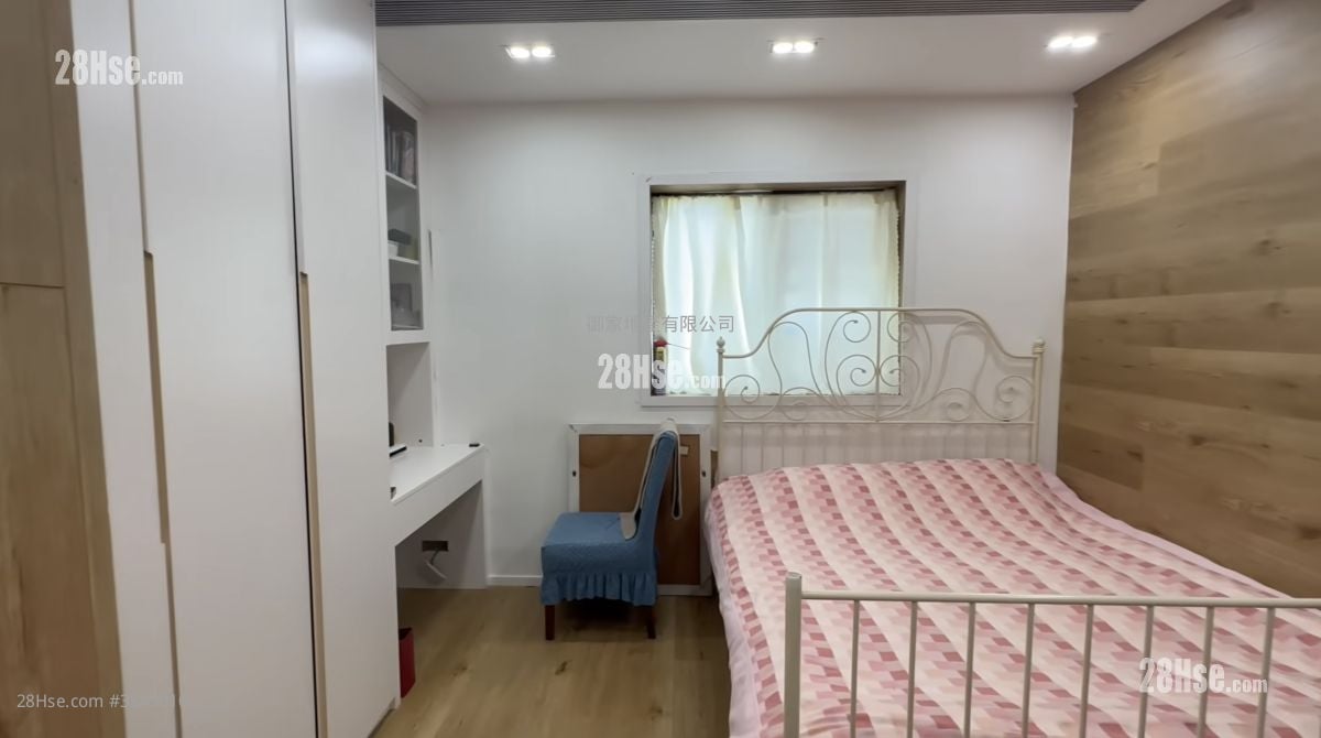 bedroom 2: Chateau Scenic Sell 5+ Bedrooms , 3 Bathrooms 1,379 ft²