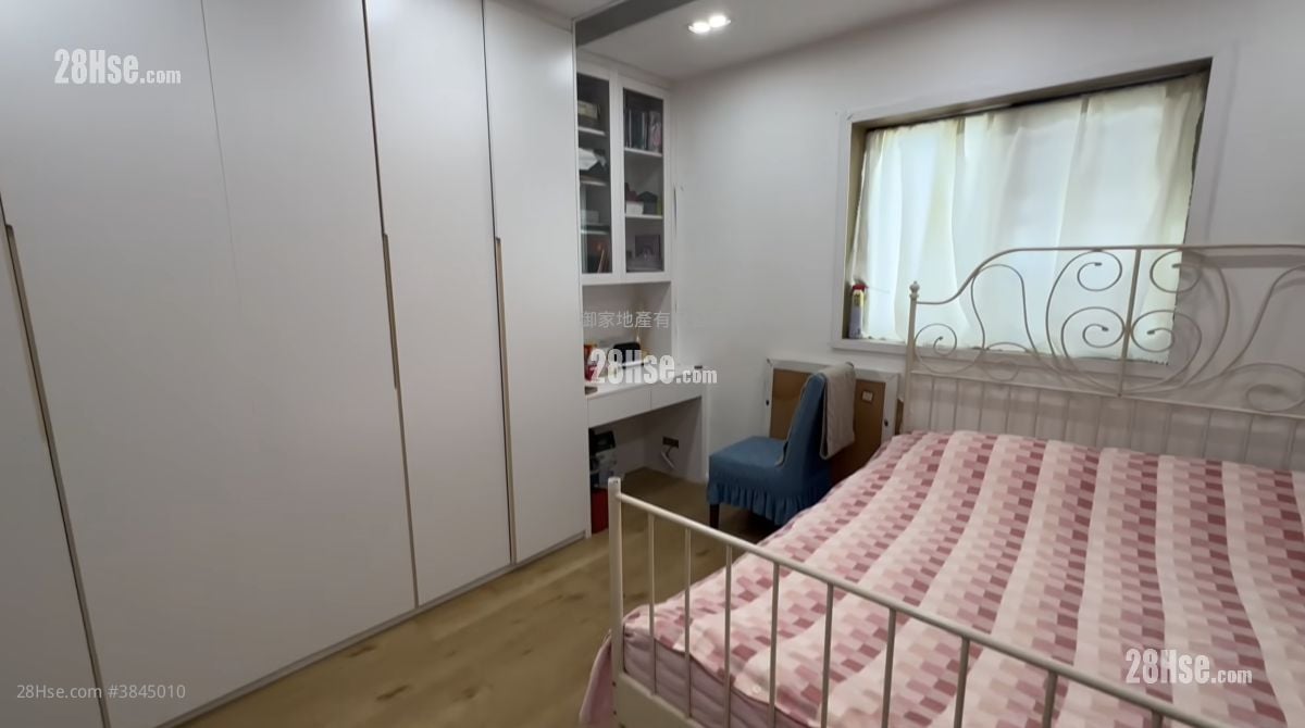 bedroom 2: Chateau Scenic Sell 5+ Bedrooms , 3 Bathrooms 1,379 ft²