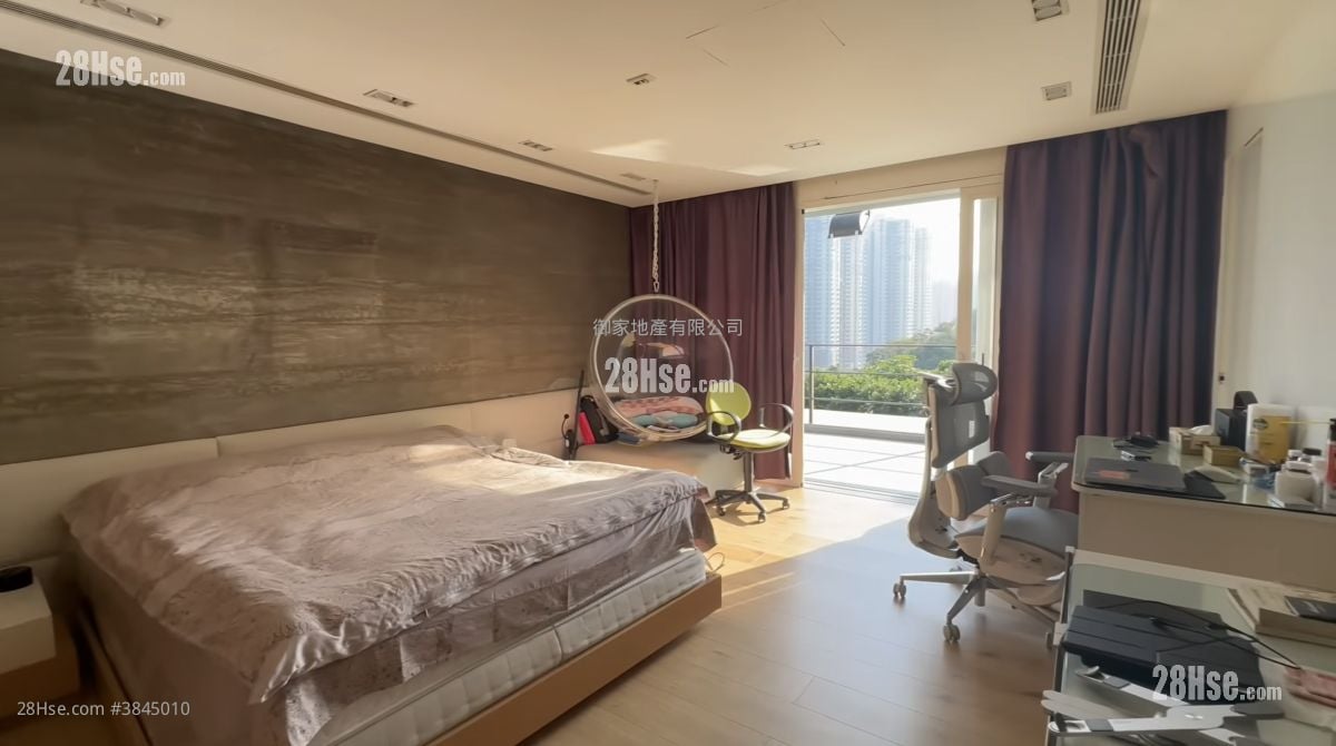 master room: Chateau Scenic Sell 5+ Bedrooms , 3 Bathrooms 1,379 ft²