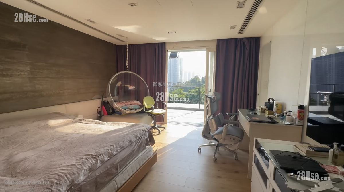 master room: Chateau Scenic Sell 5+ Bedrooms , 3 Bathrooms 1,379 ft²
