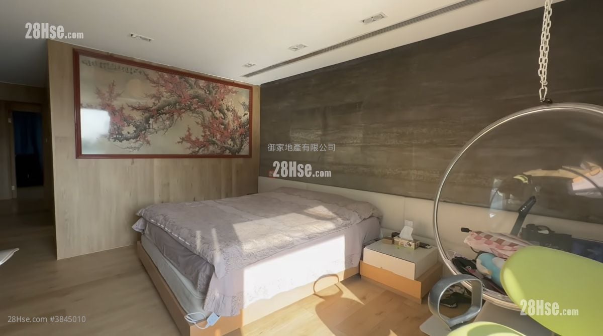 master room: Chateau Scenic Sell 5+ Bedrooms , 3 Bathrooms 1,379 ft²