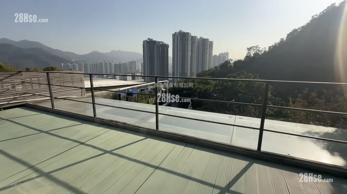 balcony: Chateau Scenic Sell 5+ Bedrooms , 3 Bathrooms 1,379 ft²