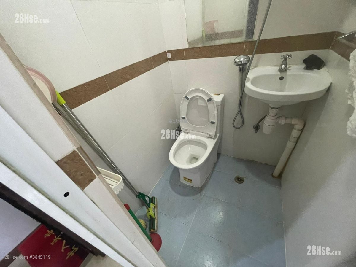 Sun Hing Building Rental Studio , 1 Bathroom 130 ft²