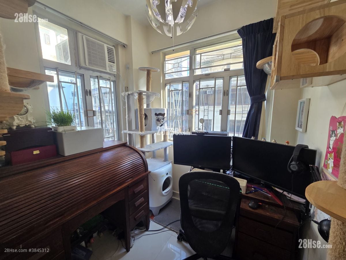 Kam Hoi Building Sell 2 Bedrooms , 1 Bathroom 249 ft²