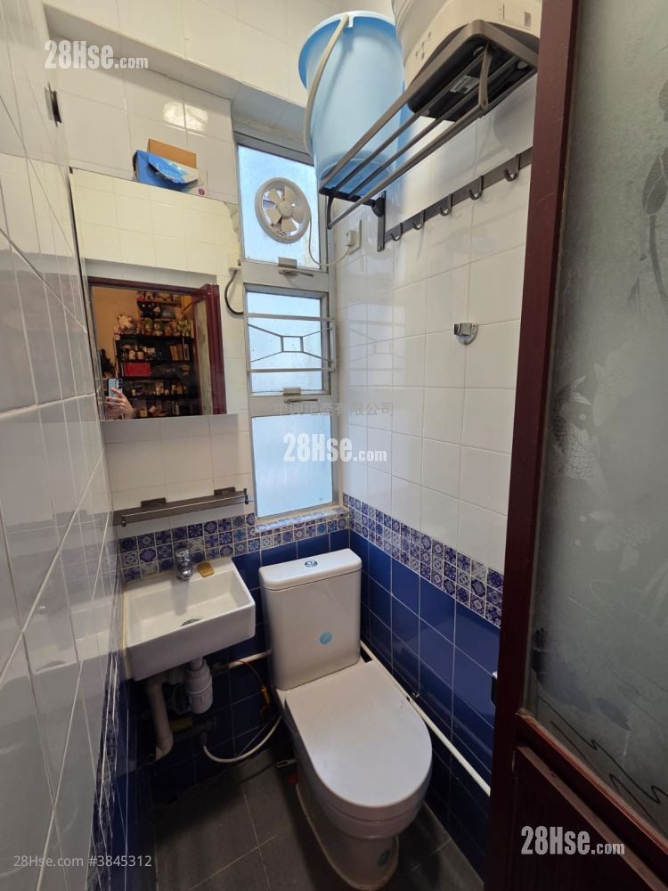 Kam Hoi Building Sell 2 Bedrooms , 1 Bathroom 249 ft²