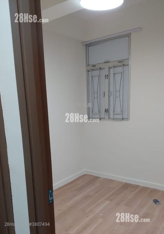 Kwai Chung Building Sell 2 Bedrooms , 1 Bathroom 415 ft²