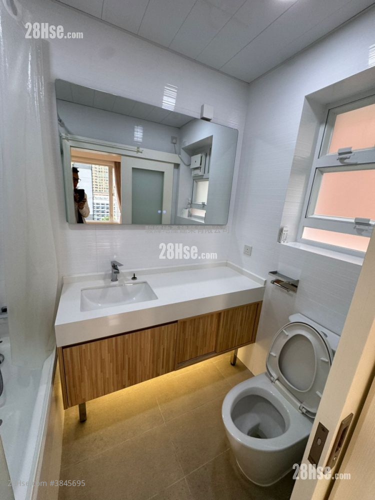 Kerin Court Sell 3 Bedrooms , 2 Bathrooms 1,152 ft²