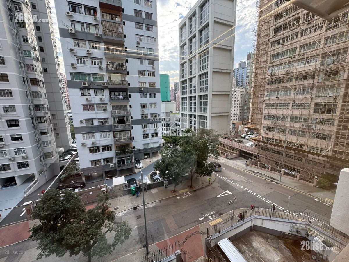 Kerin Court Sell 3 Bedrooms , 2 Bathrooms 1,152 ft²
