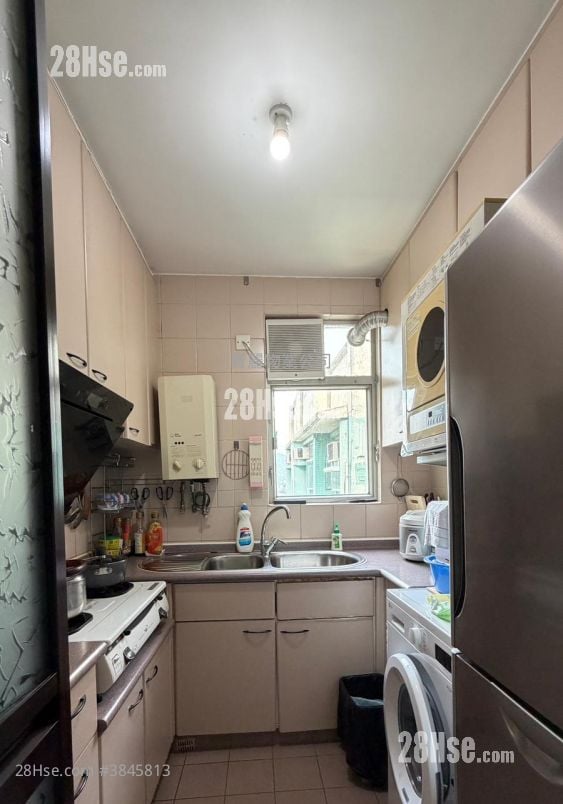 Kam Tai Court Sell 3 Bedrooms , 2 Bathrooms 650 ft²