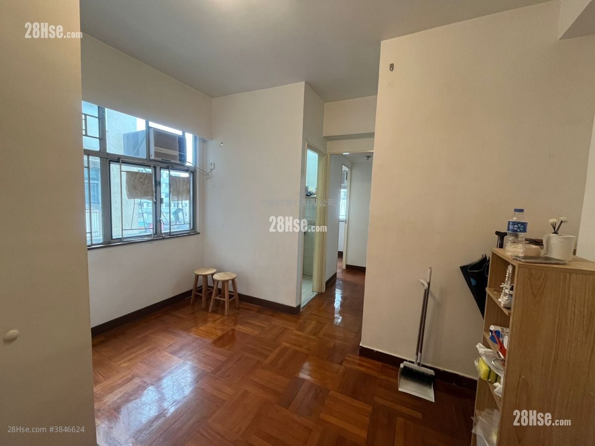 On Tai Building Sell 300 ft²