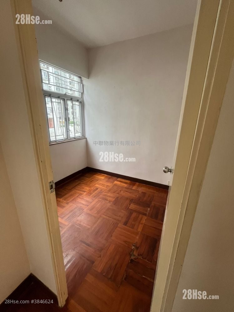 On Tai Building Sell 300 ft²