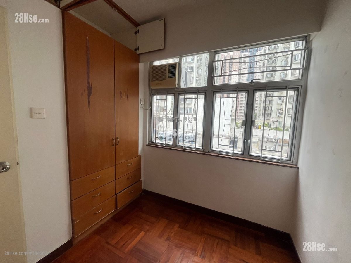On Tai Building Sell 300 ft²