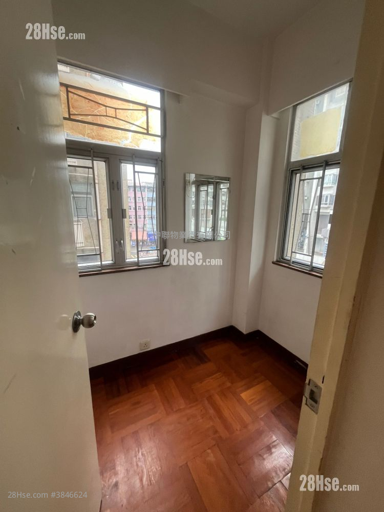 On Tai Building Sell 300 ft²